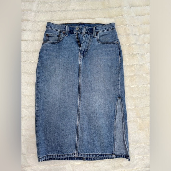 Levi’s 90s-inspired midi denim skirt Size: 23 inches - Picture 1 of 2